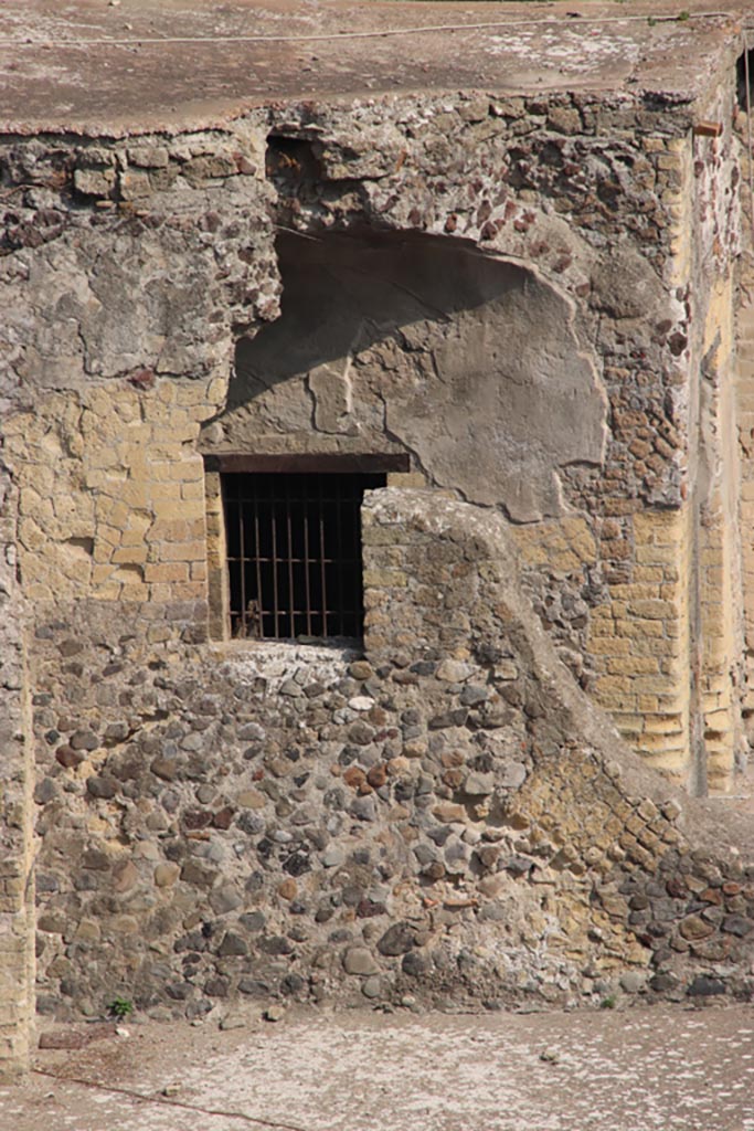 Ins. Or. I.1a, Herculaneum. October 2023. Looking towards west end of rear of roof of Suburban Baths.
Photo taken from access roadway, showing the remains of the vaulted roof of the corridor, with window from room A.
Photo courtesy of Klaus Heese.